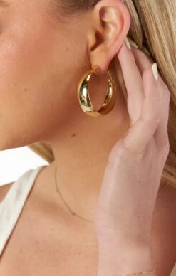 Show Me Your Mumu Vanessa Mooney The Luna Hoop Earrings ~ Gold 10 Show Me Your Mumu Vanessa Mooney The Luna Hoop Earrings ~ Gold -Show Me Your Mumu FJES8 011 24LG 01