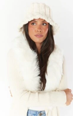 Show Me Your Mumu Kasey Bucket Hat ~ Ivory 6 Show Me Your Mumu Kasey Bucket Hat ~ Ivory -Show Me Your Mumu SU23 emilybri 9.6177991